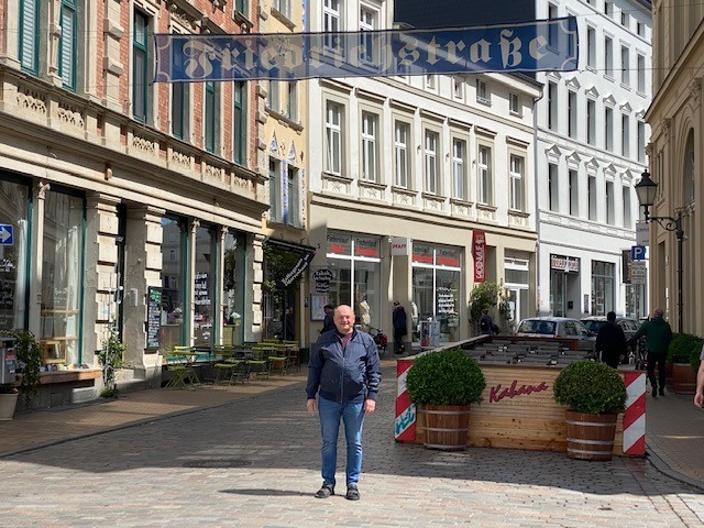 Kollege Friedrich aus Burgsalach in der nach ihm benannten Straße in Schwerin
