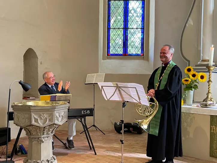 "Einweihung" Kirche Spornitz am 04.09.2022: Bischof Tilman Jeremias spielt im Festgottesdienst auf seinem Waldhorn