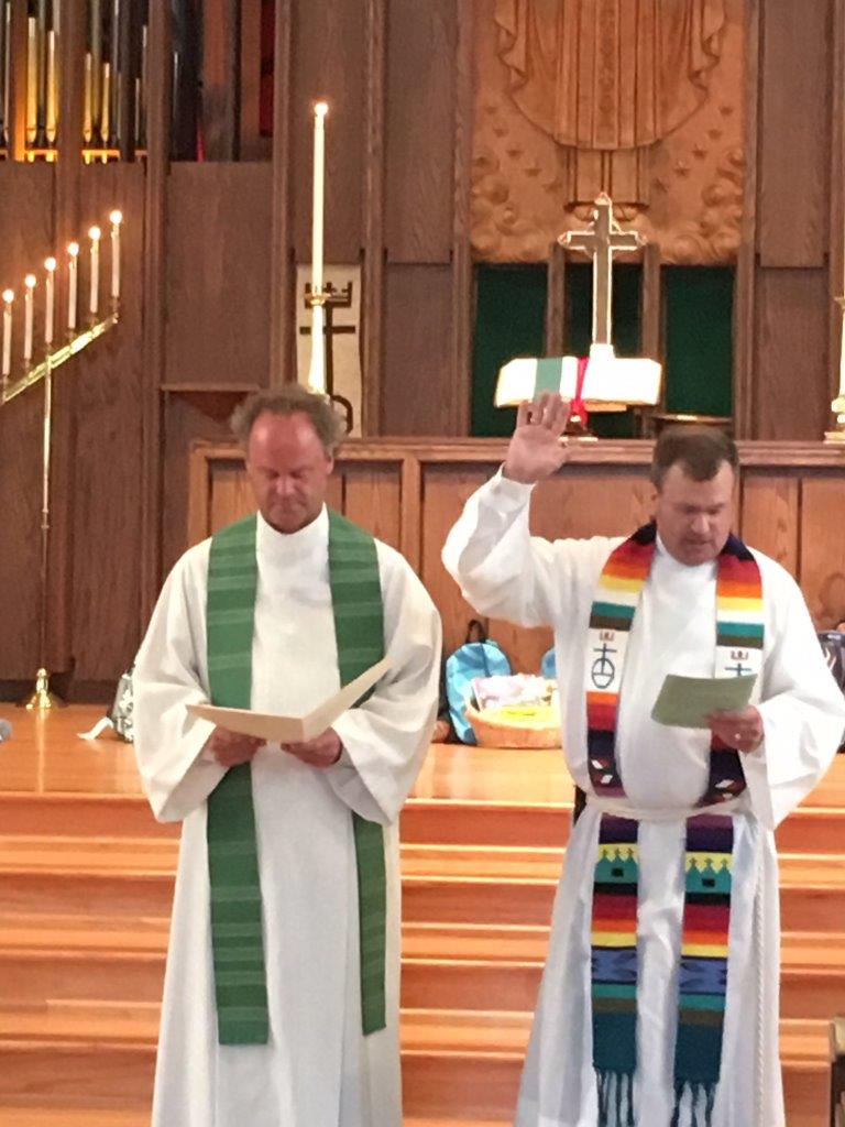Pastor John Kennedy begrüßt Prediger Tilman Jeremias