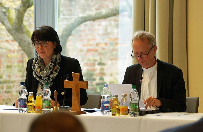 Propst Wulf Schünemann eröffnet die 1. Sitzung (links: Simone Kuhfahl aus der Kirchenkreisverwaltung)