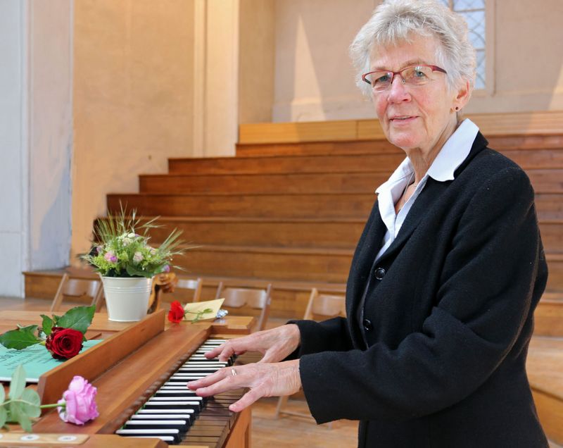 Helga Günther an ihrem 80. Geburtstag im Dom. Es ist bereits die 52. Bachwoche, bei der sie mitspielt. In Neuruppin geboren, studierte sie Kirchenmusik in Halle/Saale. In den 1960er Jahren wirkte sie als Kirchenmusikerin in Berlin-Karlshorst, anschließe