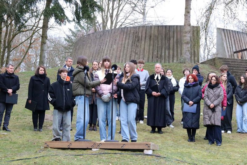 Erasmus-Schülerinnen und Schüler aus Belgien, Polen und Deutschland sprechen bei der Gedenkfeier