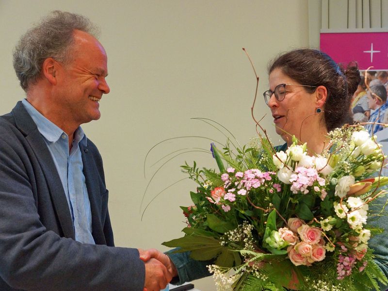 Bischof Tilman Jeremias gratuliert Antje Exner