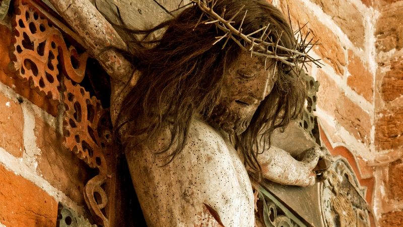 Kruzifix mit Perücke in der Glewitzer Kirche