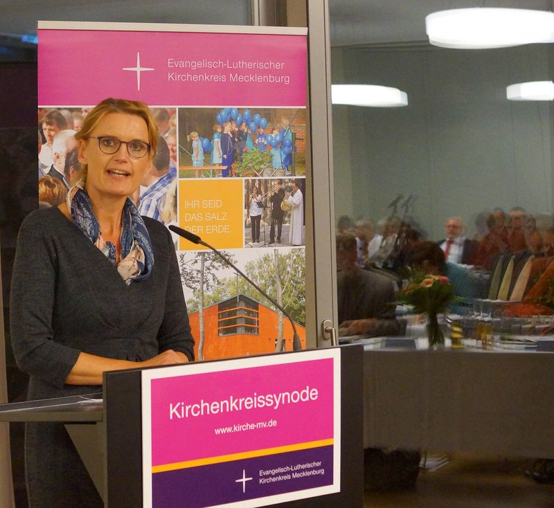 Pröpstin Britta Carstensen erläutert die neue Satzung für das Zentrum Kirchlicher Dienste in Rostock