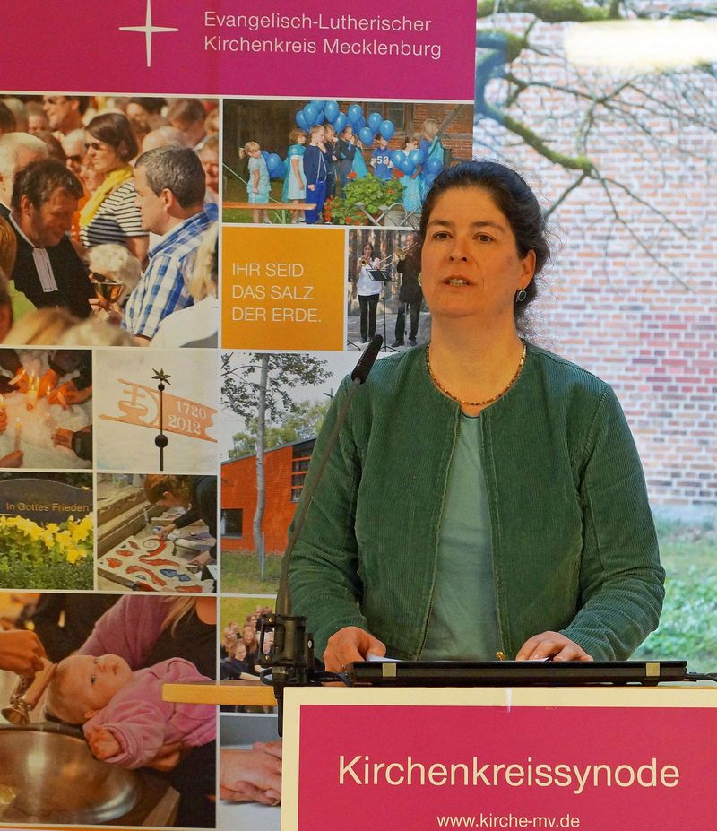 Pastorin Antje Exner bei ihrer Vorstellung vor der mecklenburgischen Synode