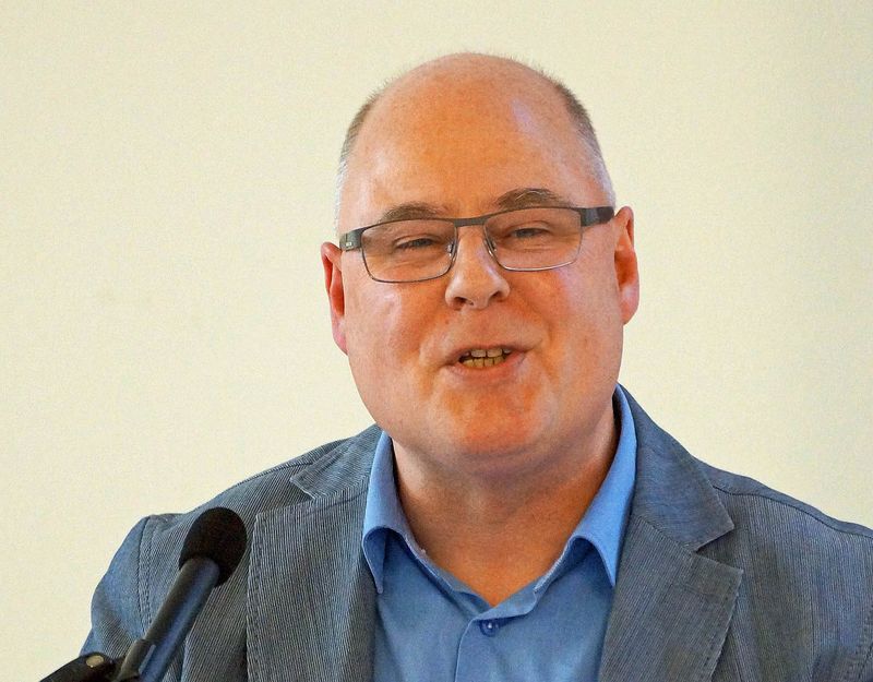 Propst Sauermann stellt eine Vorlage des Kirchenkreisrates zur Änderung von Pfarrstellen in Kirchengemeinden vor