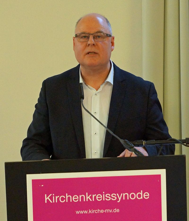 Propst Dirk Sauermann berichtet aus dem Kirchenkreisrat