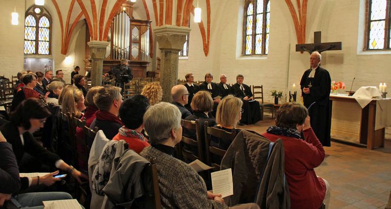 Propst Schünemann begrüsst die neue Synodalen im Güstrower Dom