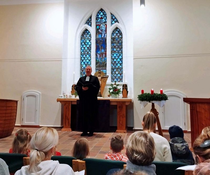 Pastor Sebastian Gabriel begrüßte die Gemeinde am zweiten Advent in der frisch sanierten Kapelle St. Jürgen. Foto: KG Wolgast