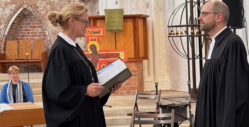 Gerhard Altenburg erhält seine Ernennungsurkunde