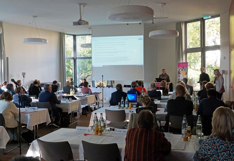 Blick in den Sitzungssaal