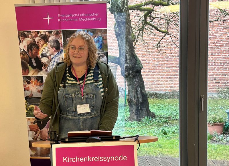 Lena Saß, Synodale und KKR-Mitglied berichtete aus eigenem Erleben aus der Arbeit mit Kindern und Jugendlichen