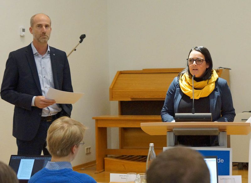 Propst Tobias Sarx und Lydia Löffler