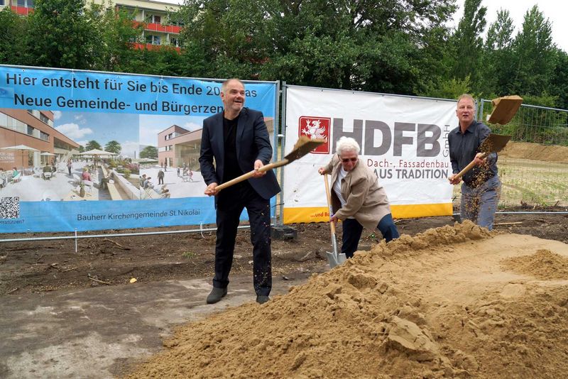 Oberbürgermeister Alexander Badrow, Barbara Schaarschuh, Gemeindeglied aus Knieper West, und Pastor Albrecht Mantei (v.l.n.r.). Foto: PEK/S. Kühl