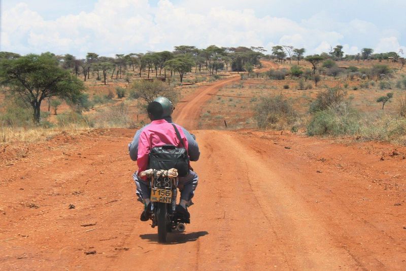 Lotsen zu den Hadzabe