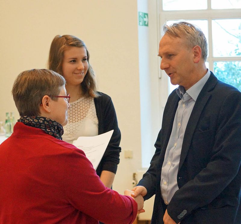 Eileen Morbach und Tilman Beyrich legen das Gelöbnis vor der Synode ab