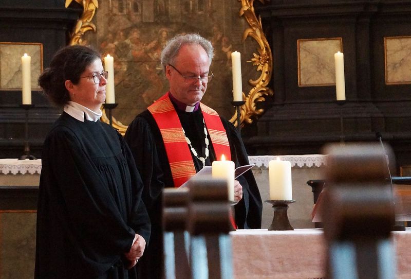 Antje Exner und Bischof Tilman Jeremias