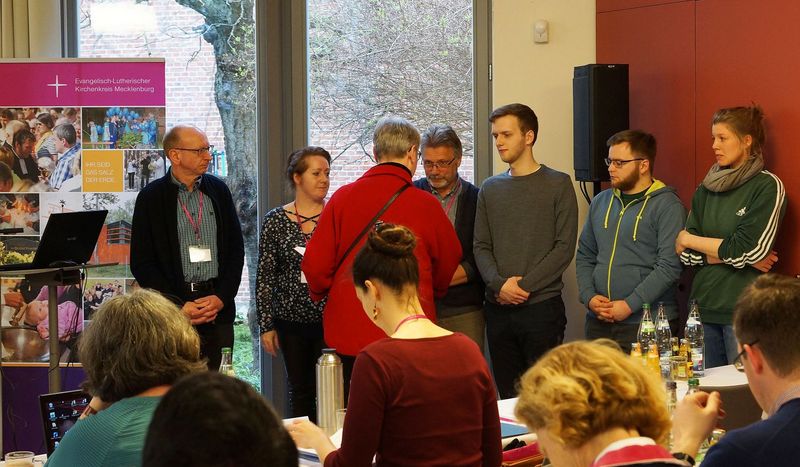 Präses Stefanie Wolf verpflichtet neue Synodale