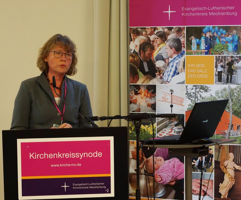 Elke Stoepker beim Bericht der Kirchenkreisverwaltung