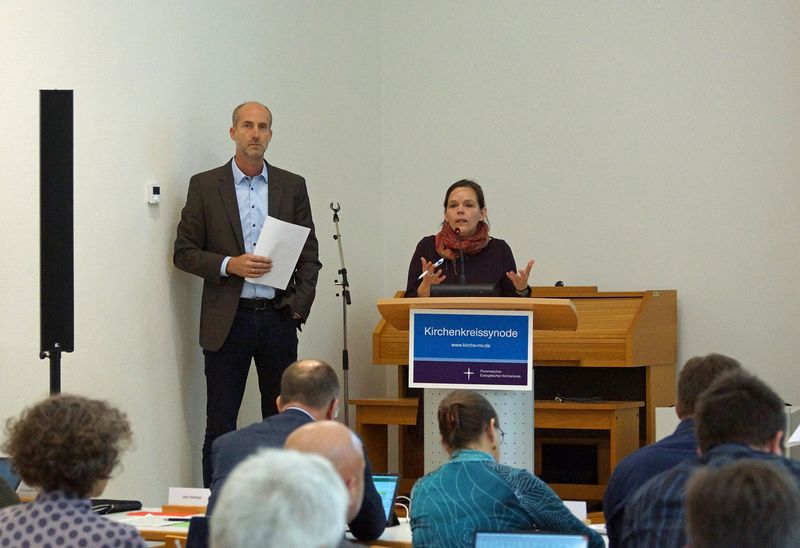 Jugendpastorin Anne-Rose Rapraeger und Propst Tobias Sarx