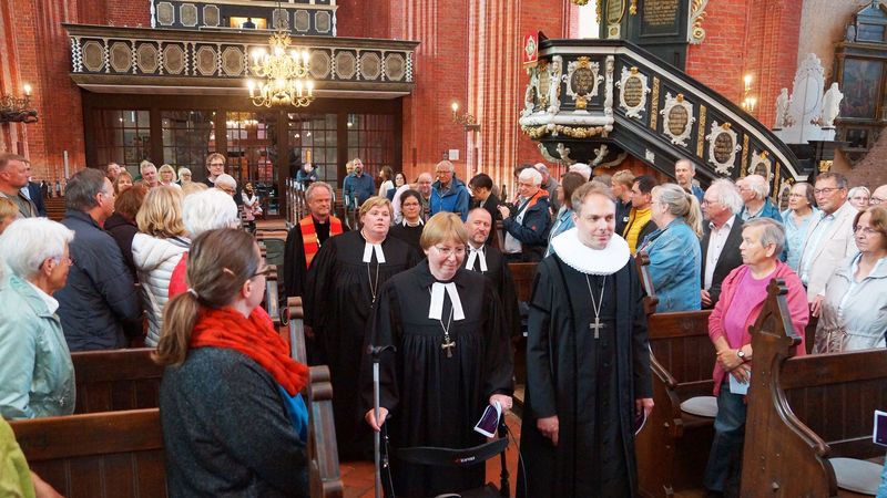 Einzug in die St. Nikolaikirche zu Wismar