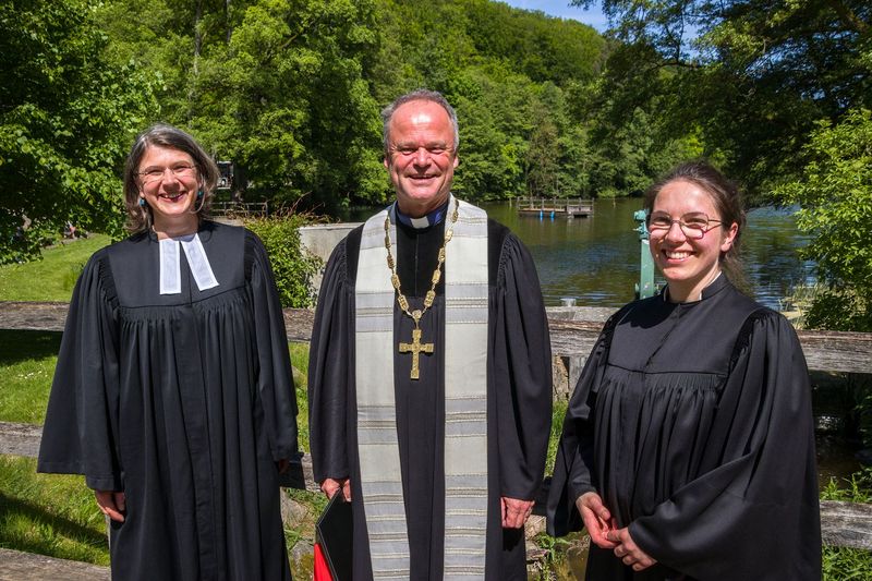 Bischof Jeremias mit den Pastorinnen der Kirchengemeinde Wanzka Friederika Pohle (li.) und Clara Vogt (re.) Foto: Wilfried Baganz/Nordkirche