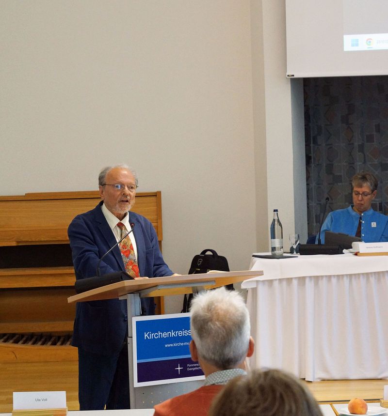 Oberkirchenrat Sebastian Kriedel bei seinem Grußwort