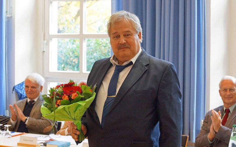 Glückwünsche an Wolfgang Banditt. Er erhält mit der Bugenhagenmedaille die höchste Auszeichnung der Nordkirche für ehrenamtliches Engagement
