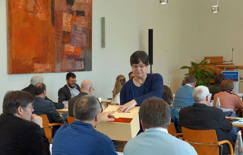 Die Wahlzettel werden eingesammelt