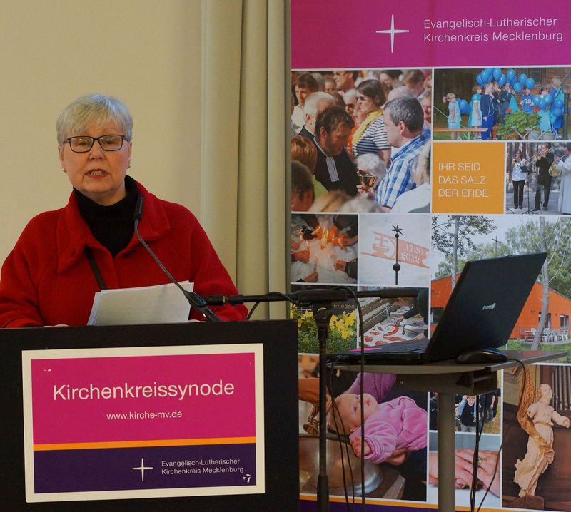 Präses Stefanie Wolf beim Bericht des Präsidiums