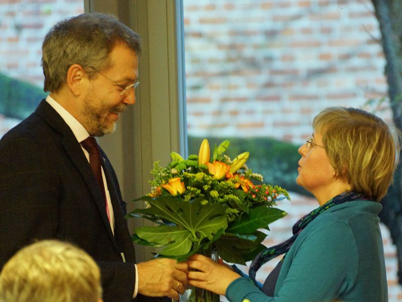 Präses de Boor gratuliert Änne Lange zum Geburtstag