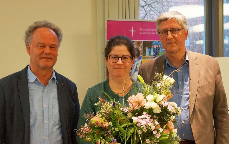 Bischof Tilman Jeremias (l.) und Präses Dr. Christoph Heydemann (r.) gratulieren Antje Exner zur Wahl