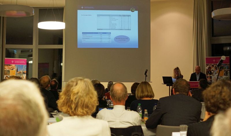 Propst Dirk Sauermann erläutert zusammen mit Propst Dr. Karl-Matthias Siegert die Kriterien für die Stellenplanung der Kirchengemeinden