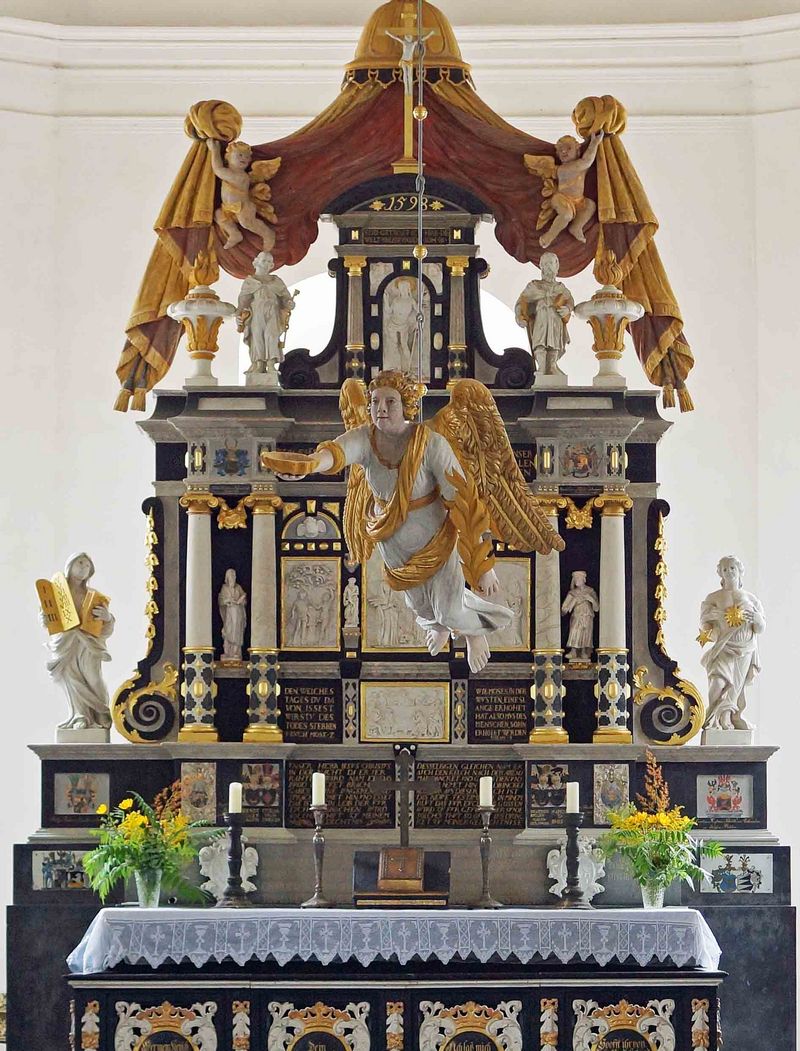 Altar mit Taufengel