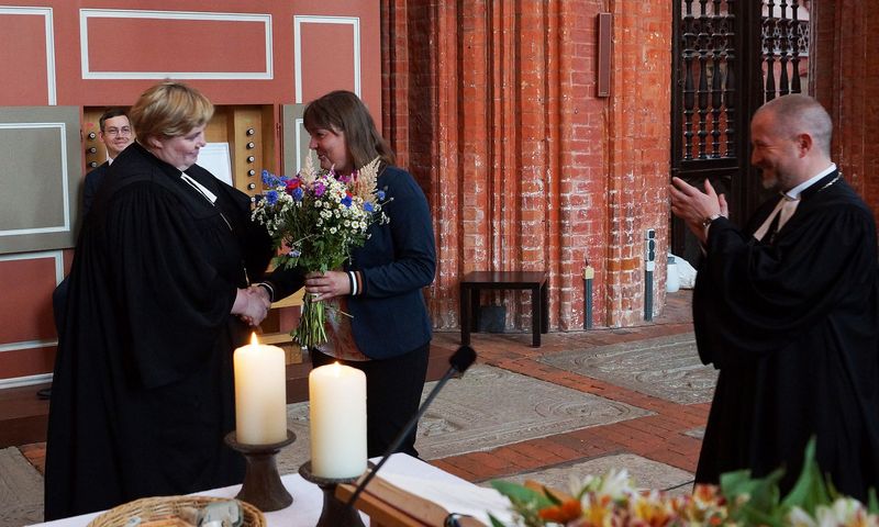 Blumen und Dank für Astrid Boetzel aus dem Propsteibüro