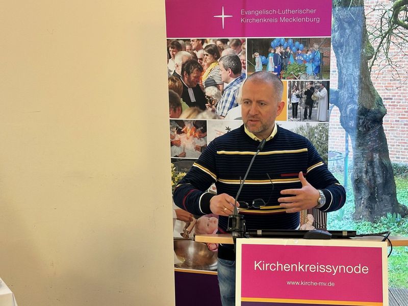 Propst Dirk Fey fasste die Diskussion zur Strukturvorlage Dienste und Werke aus seiner Sicht zusammen