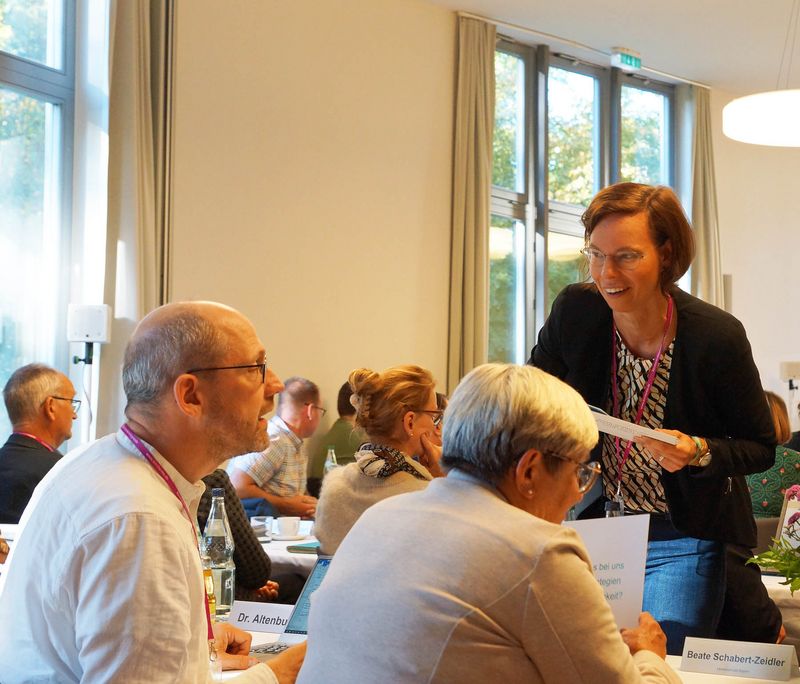 Franziska Ehlert verteilt ein Kartenspiel