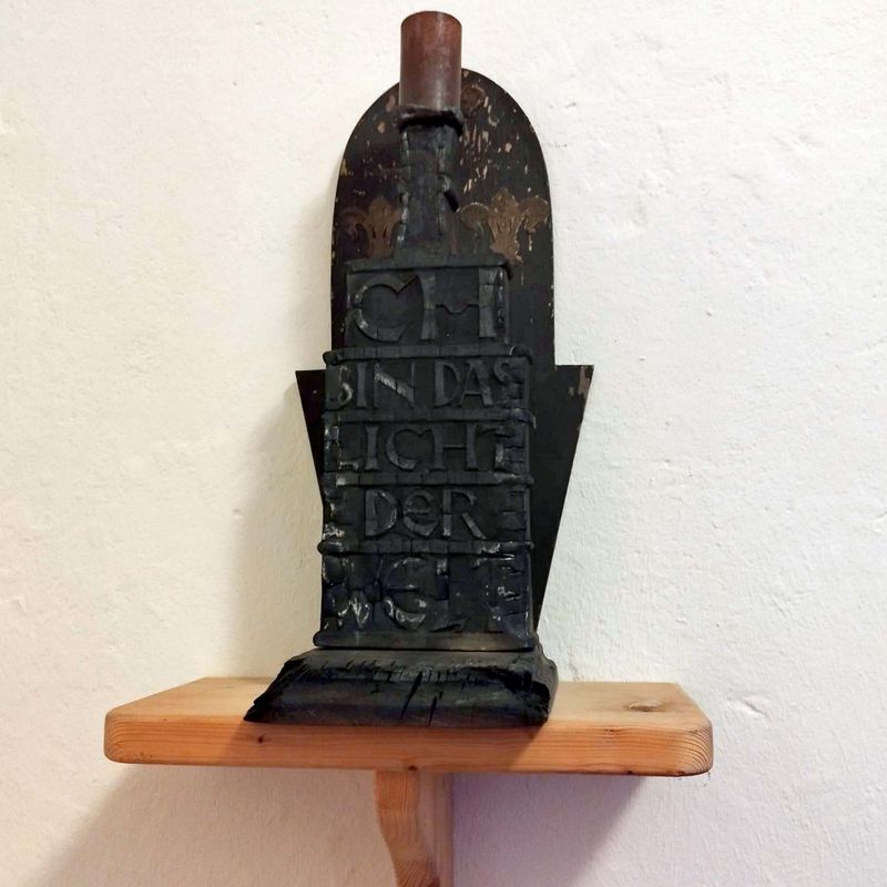 Ein verkohlter Leuchter erinnert als Mahnung an den Brand in der Wolgaster Kapelle. Foto: KG Wolgast