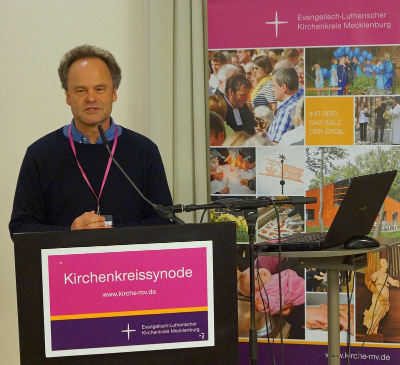 Tilman Jeremias bedankt sich bei der Synode