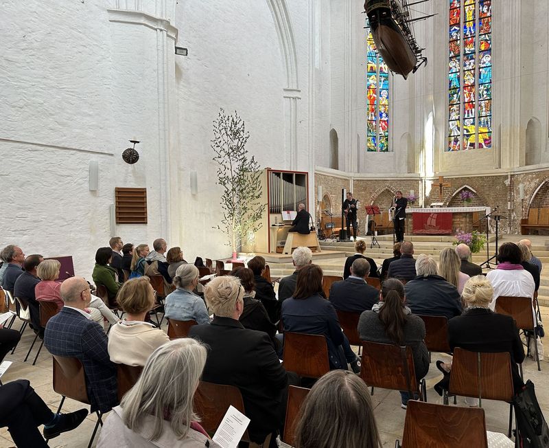 Musikalisch wurde der Festgottedienst von Choral Concert begleitet.