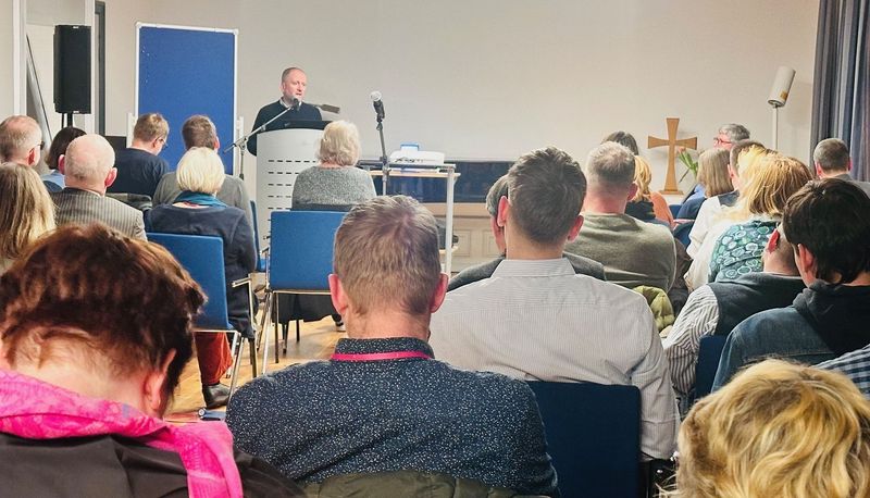 Nach der Abendbrotpause tagte die Synode im Haus der Kirche weiter. Propst Dirk Fey brachte mit Pastor Sebastian Gunkel die Vorlage zur Strukturanpassung der Dienste und Werke ein