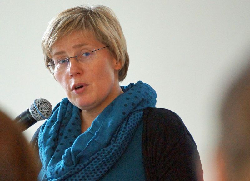 Änne Lange bringt einen Beschlussvorschlag zur Überprüfung und Verbesserung des EDV-Systems im Kirchenkreis ein