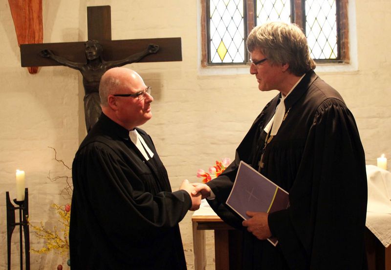 Bischof von Maltzahn übergibt Propst Sauermann die Berufungsurkunde nach seiner erfolgreichen Wiederwahl im November 2017
