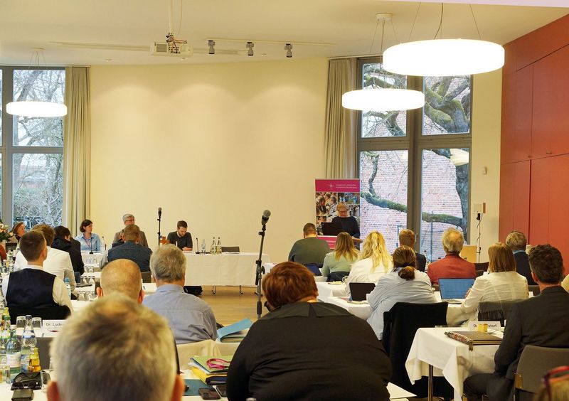 Pastorin Elisabeth Meyer hält die Andacht