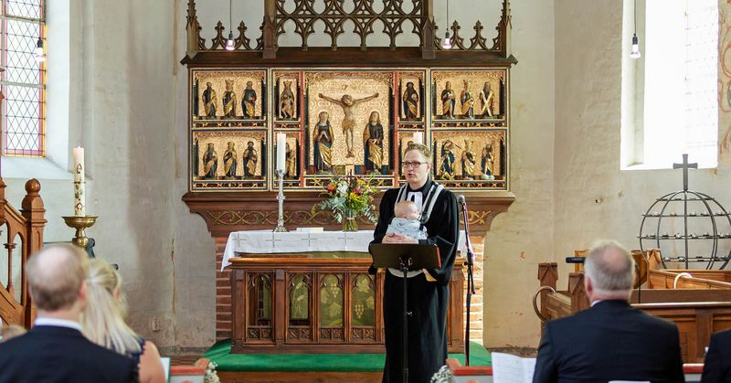 Bei einer Trauung hatte Pastor Sebastian Gunkel sein Töchterchen Magdalena im Tragetuch mit dabei. Dies vermittelte ein modernes, gleichberechtigtes und frisches Bild von Kirche in unserer heutigen Zeit (Foto: Juliane Klüß)