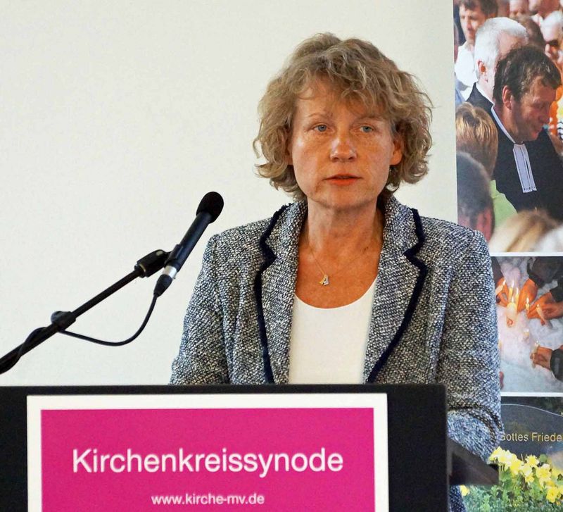 Elke Stoepker bei ihrem Bericht aus der Kirchenkreisverwaltung