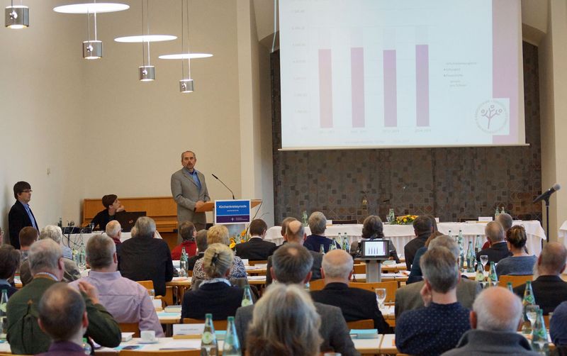 Vorstandsmitglieder Kai Gusek (li.) und Matthias Fischer (re.) berichteten von der Schulstiftung