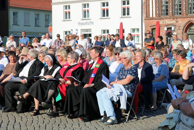Erste Reihe beim Open-Air-Bläsergottesdienst zur Eröffnung der Bachwoche