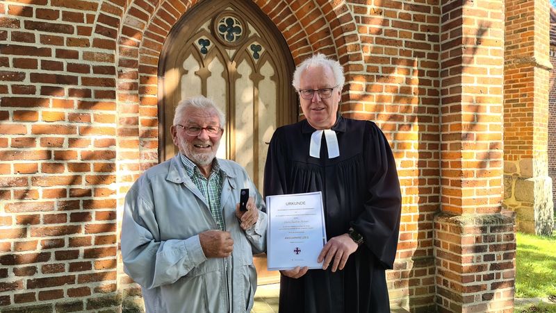 Joachim Mehner (l.), Kirchengemeinde Goldberg-Dobbertin, bekam von Pastor Christian Banek das Ansgarkreuz verliehen. | Foto Kirchengemeinde